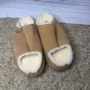 NEVER WORN WITHOUT BOX Ugg open toed fuzzy slipper/slides